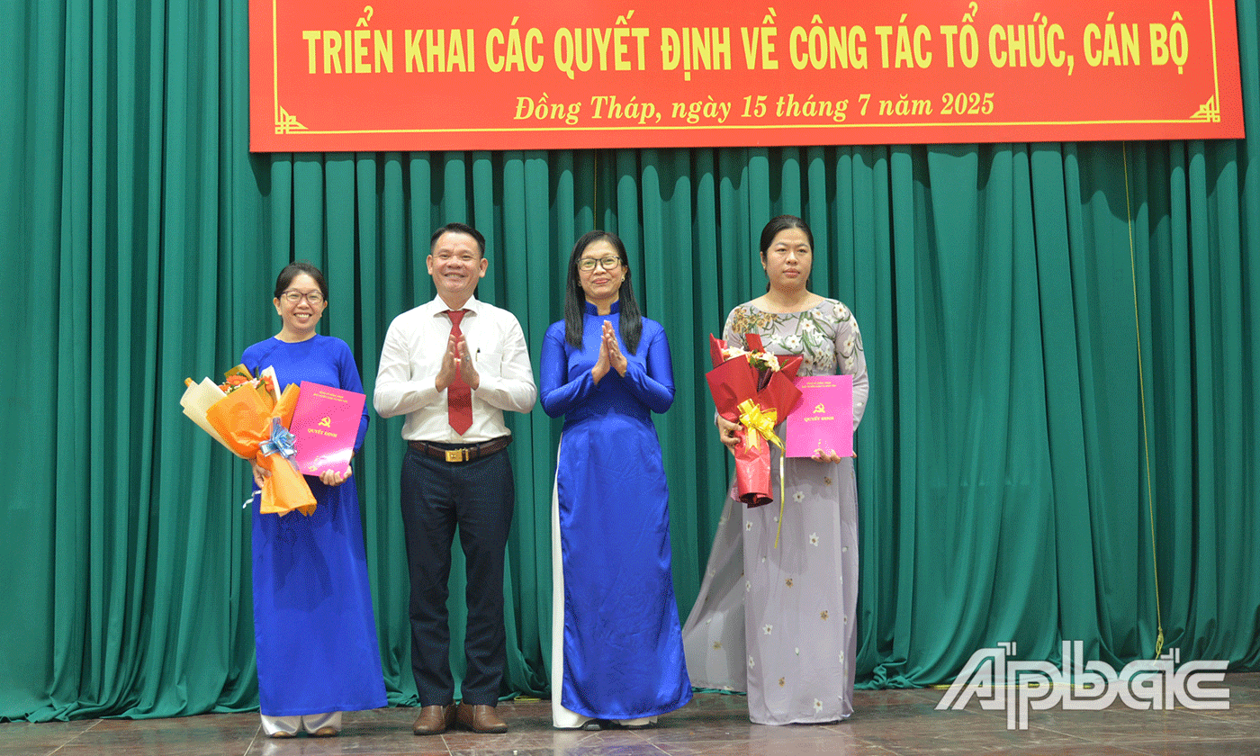 Ban Tuyên giáo và Dân vận Tỉnh ủy trao quyết định phân công các nhiệm vụ Văn thư, Lưu trữ, Kế toán và Thủ quỹ