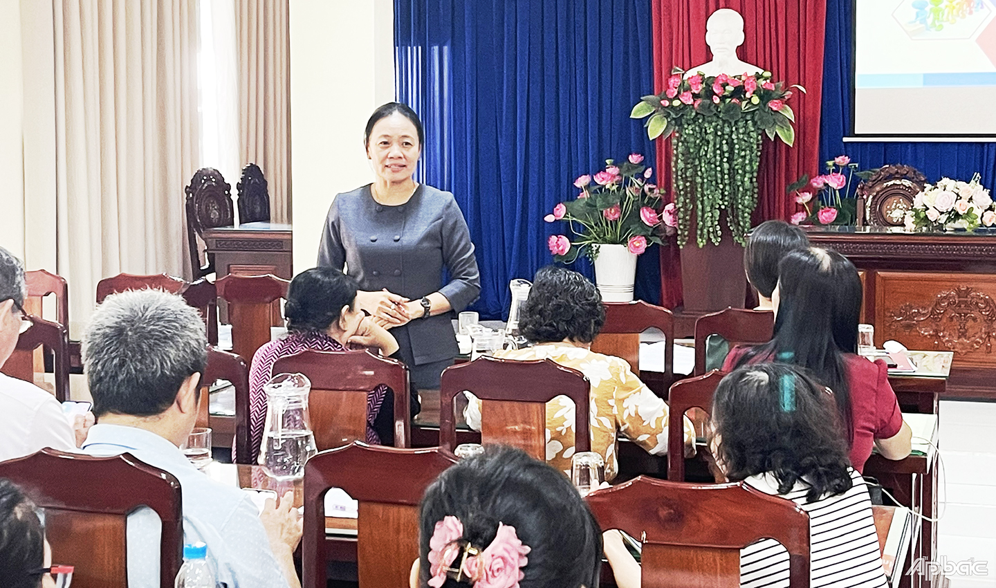 Bà Nguyễn Thị Vinh Quang, Phó Bí thư Đảng ủy, Chủ tịch UBND phường Mỹ Tho phát biểu tại buổi tập huấn.