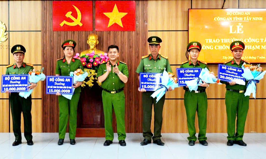 Thừa ủy quyền của Bộ trưởng Bộ Công an, Đại tá Nguyễn Quốc Toàn, Phó Giám đốc Công an tỉnh Tây Ninh trao thưởng cho các tập thể.
