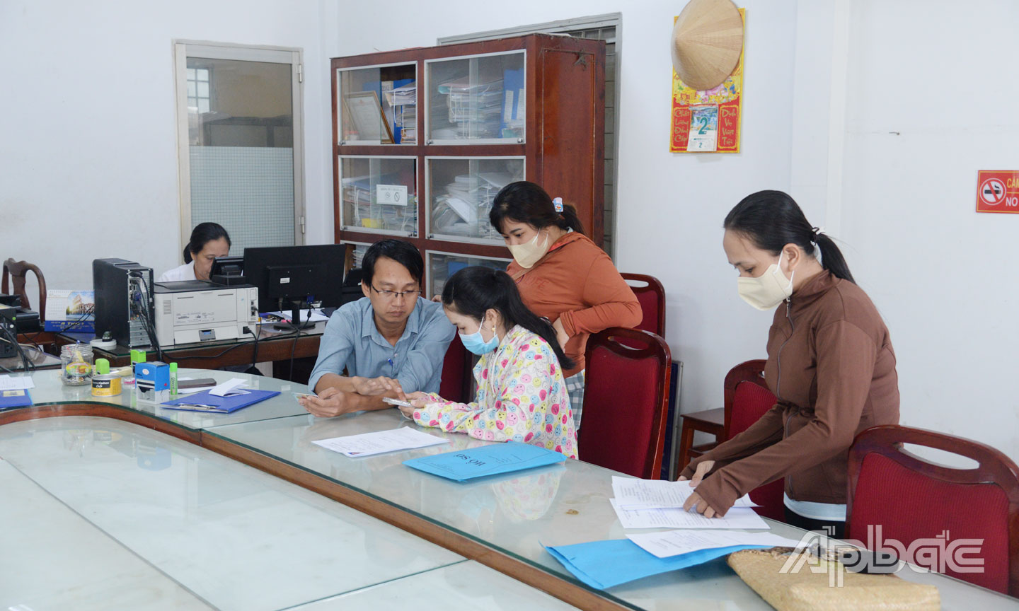 Công chức Trung tâm Phục vụ hành chính công xã Châu Thành hướng dẫn người dân chuẩn bị  hồ sơ tại trụ sở được sử dụng từ Bộ phận Tiếp nhận và Trả kết quả của huyện Châu Thành trước đây.