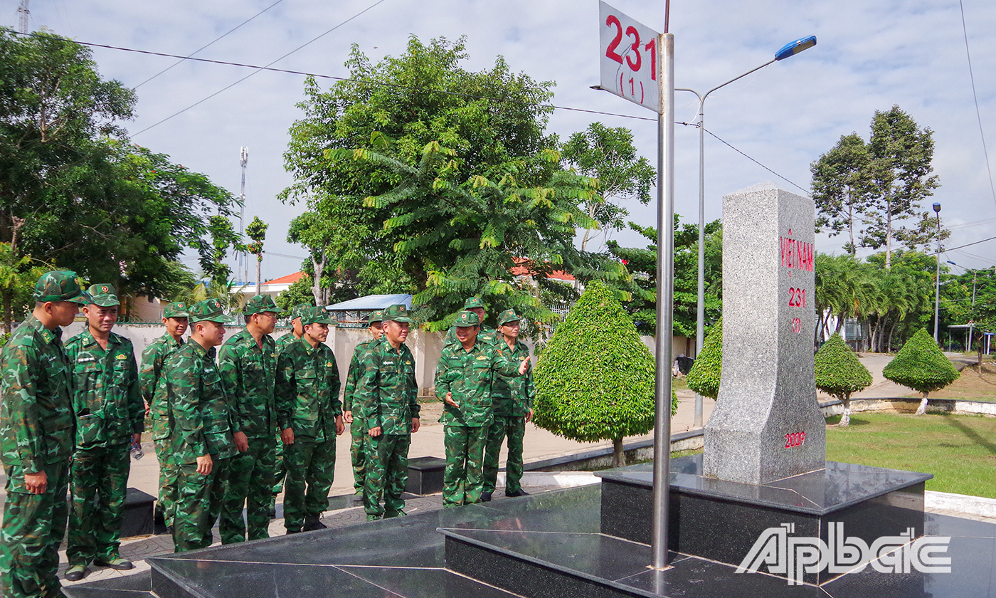 Chỉ huy Đồn Biên phòng Thông Bình giới thiệu với đoàn kiểm tra về vị trí cột mốc 231 nằm trên đường biên giới giữa nước Cộng hòa xã hội Chủ nghĩa Việt Nam và Vương quốc Campuchia. 