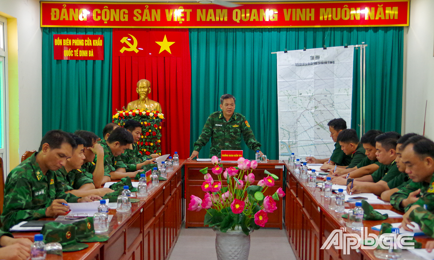 Thượng tá Trương Thành Tiến, Phó Chỉ huy trưởng kiêm Tham mưu trưởng Ban Chỉ huy BĐBP tỉnh phát biểu chỉ đạo sau khi kiểm tra thực địa. 