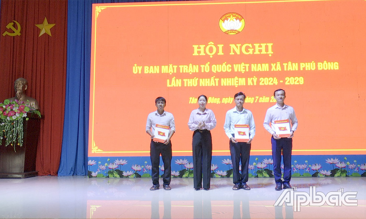 Đồng chí Phan Thị Thảo Sương trao quyết định cho Ban Thường vụ Hội Nông dân xã Tân Phú Đông.