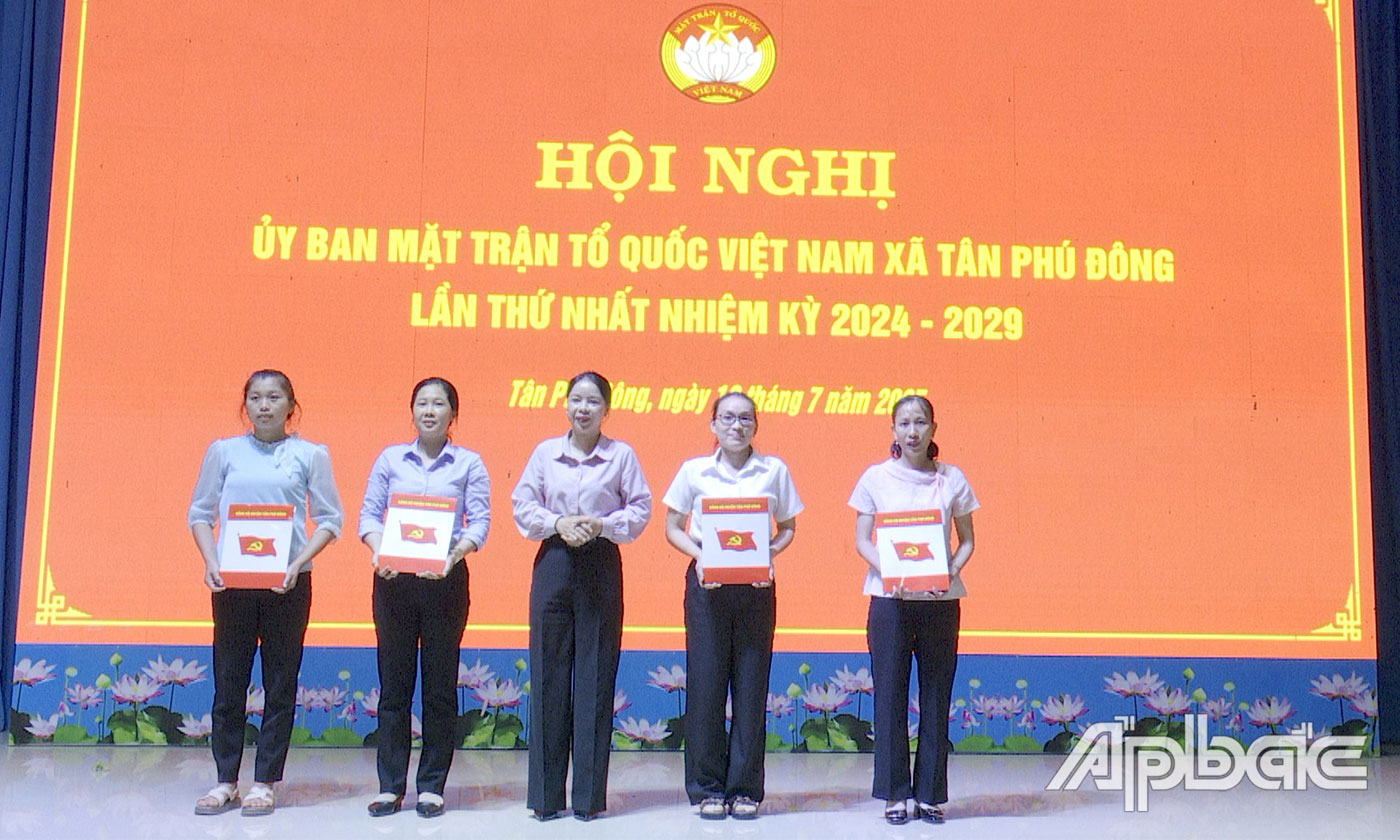 Đồng chí Phan Thị Thảo Sương trao quyết định cho Ban Thường vụ Hội Liên hiệp Phụ nữ xã Tân Phú Đông.