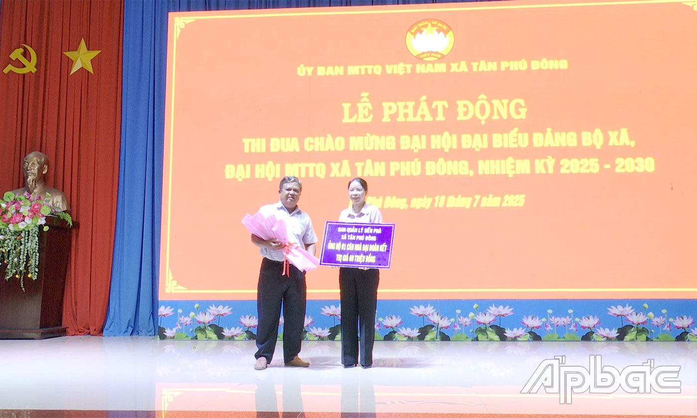 Trao tặng bảng tượng trưng căn nhà Đại đoàn kết trị giá 60 triệu đồng.