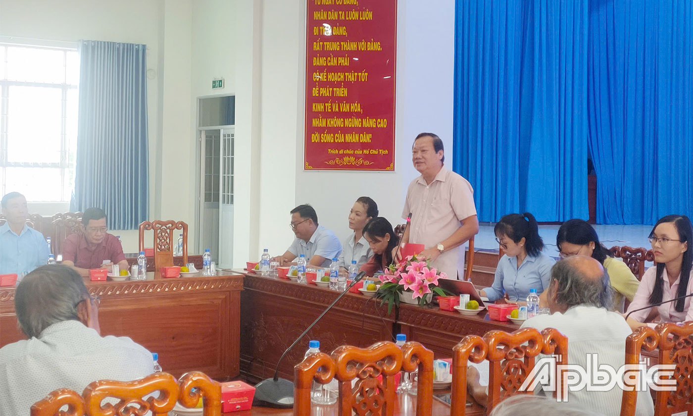 Đồng chí Nguyễn Hữu Lợi phát biểu tại buổi họp mặt.