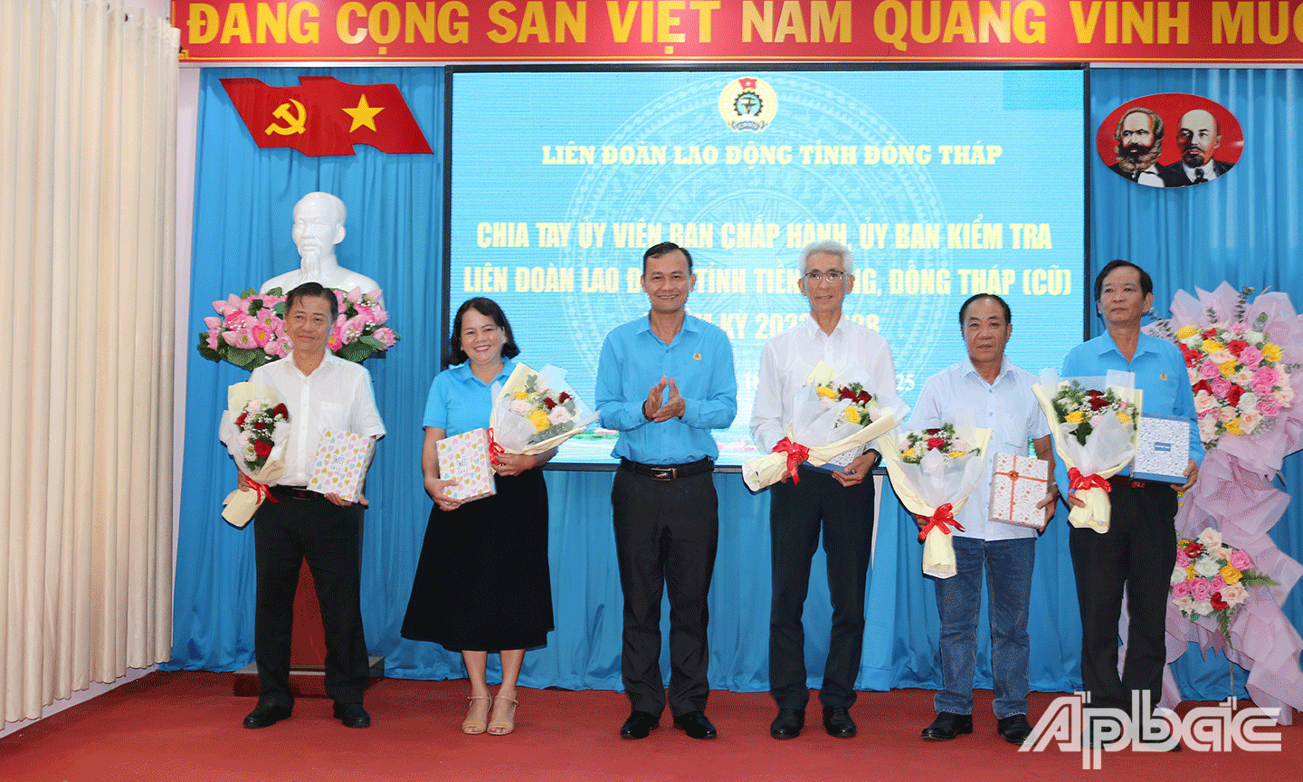 Chia tay các đồng chí thôi tham gia ủy viên Ban Chấp hành, ủy viên Ủy ban Kiểm tra LĐLĐ tỉnh  