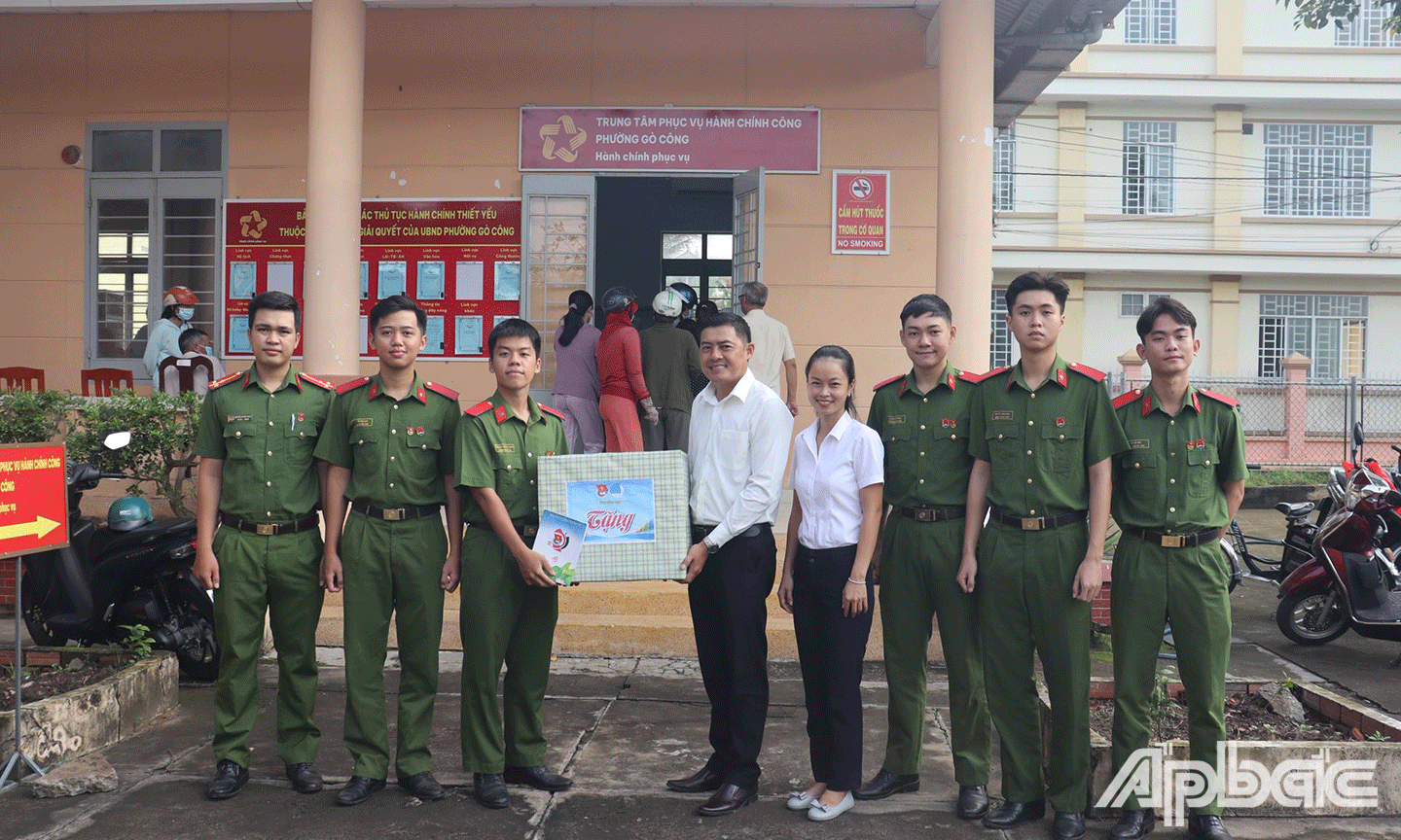 Đồng chí Nguyễn Quang Minh trao quà cho các đội hình Hành quân xanh của Trường Đại học Cảnh sát nhân dân tại Phường Gò Công 