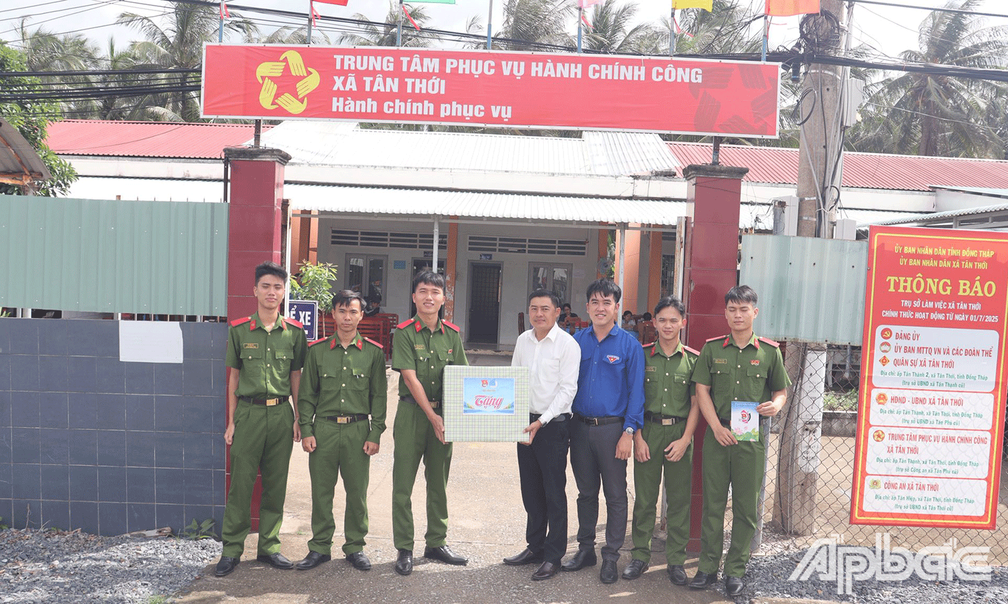 Đồng chí Nguyễn Quang Minh, Bí thư Tỉnh Đoàn Đồng Tháp, đã đến thăm, động viên và trao quà cho các đội hình Hành quân xanh của Trường Đại học Cảnh sát nhân dân tại Phường Gò Công và xã Tân Thới.