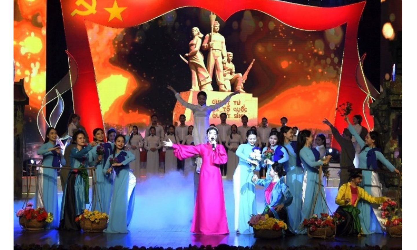 Tiết mục nghệ thuật mang đậm dấu ấn văn hóa, lịch sử của Thủ đô giới thiệu tới công chúng. (Ảnh: CHÂU XUYÊN) 