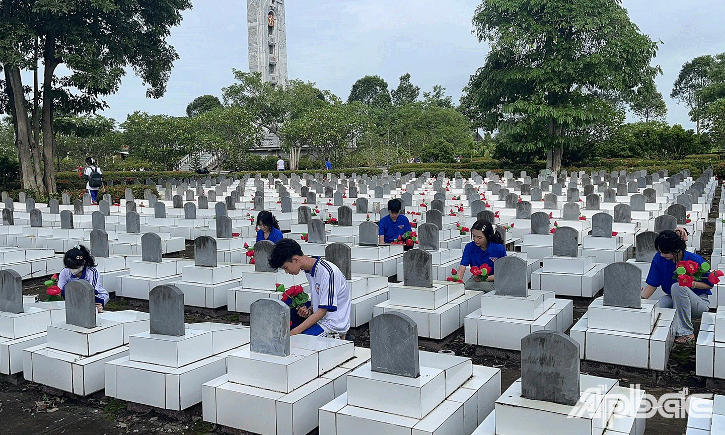 Đoàn viên, thanh niên phường Thanh Hòa ra quân dọn dẹp vệ sinh, cắm hoa tại các phần mộ nghĩa trang liệt sĩ Cai Lậy