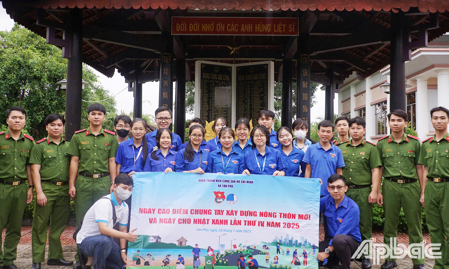 ra quân triển khai Ngày cao điểm chung tay xây dựng nông thôn mới và Ngày Chủ nhật xanh lần thứ IV 