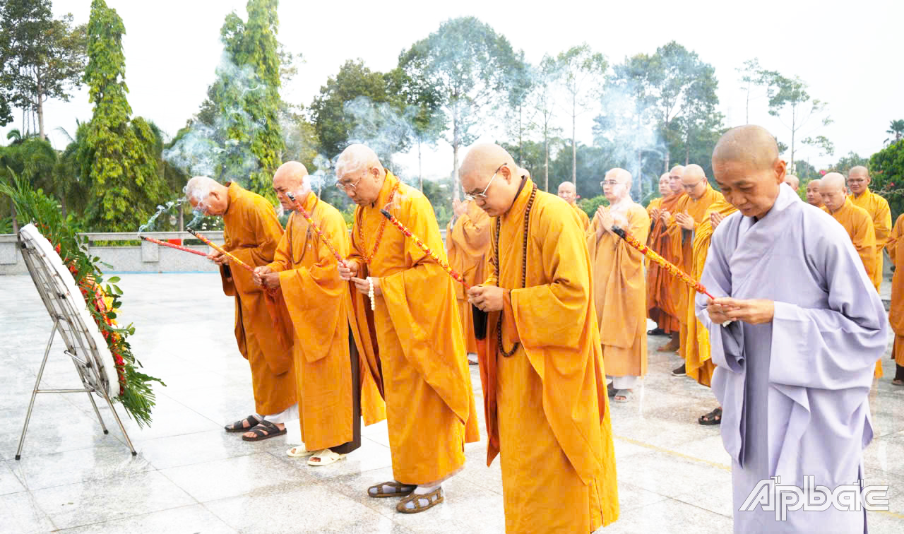 Thường trực Ban Trị sự Giáo hội Phật giáo Việt Nam tinh Đồng Tháp dâng hương trước tượng đài Nghĩa trang liệt sĩ tỉnh