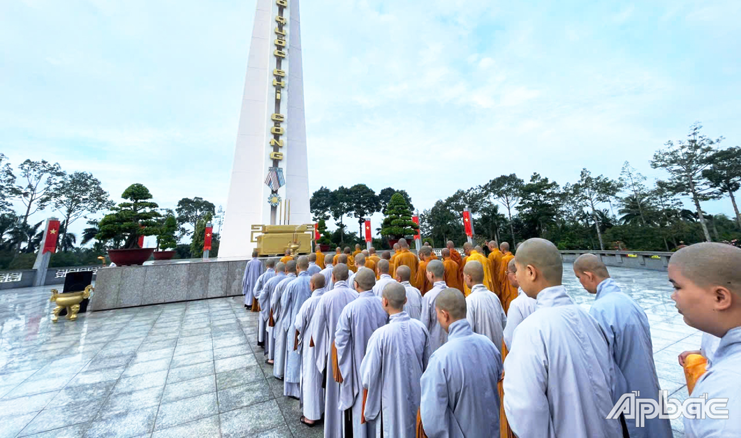 Tăng đoàn kính cẩn nghiêng mình trước vong linh của những liệt sĩ đã vì nước hy sinh