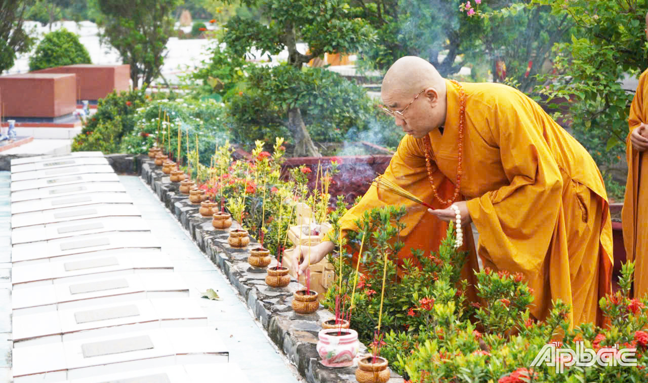 Thượng tọa Thích Quảng Lộc thắp hương tại mộ phần của liệt sĩ