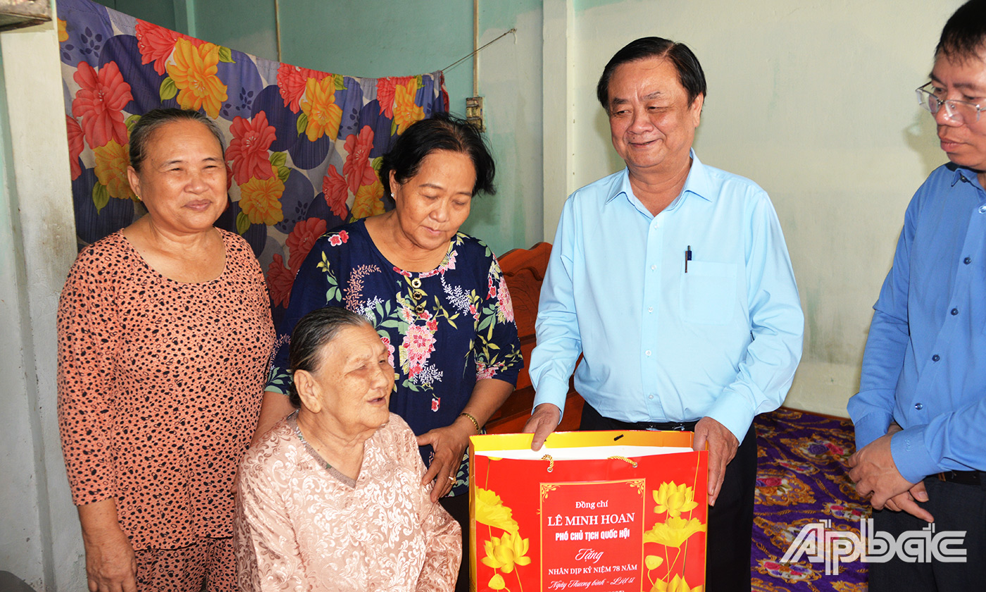 Thăm bà Lê Thị Bé (vợ Liệt sĩ)