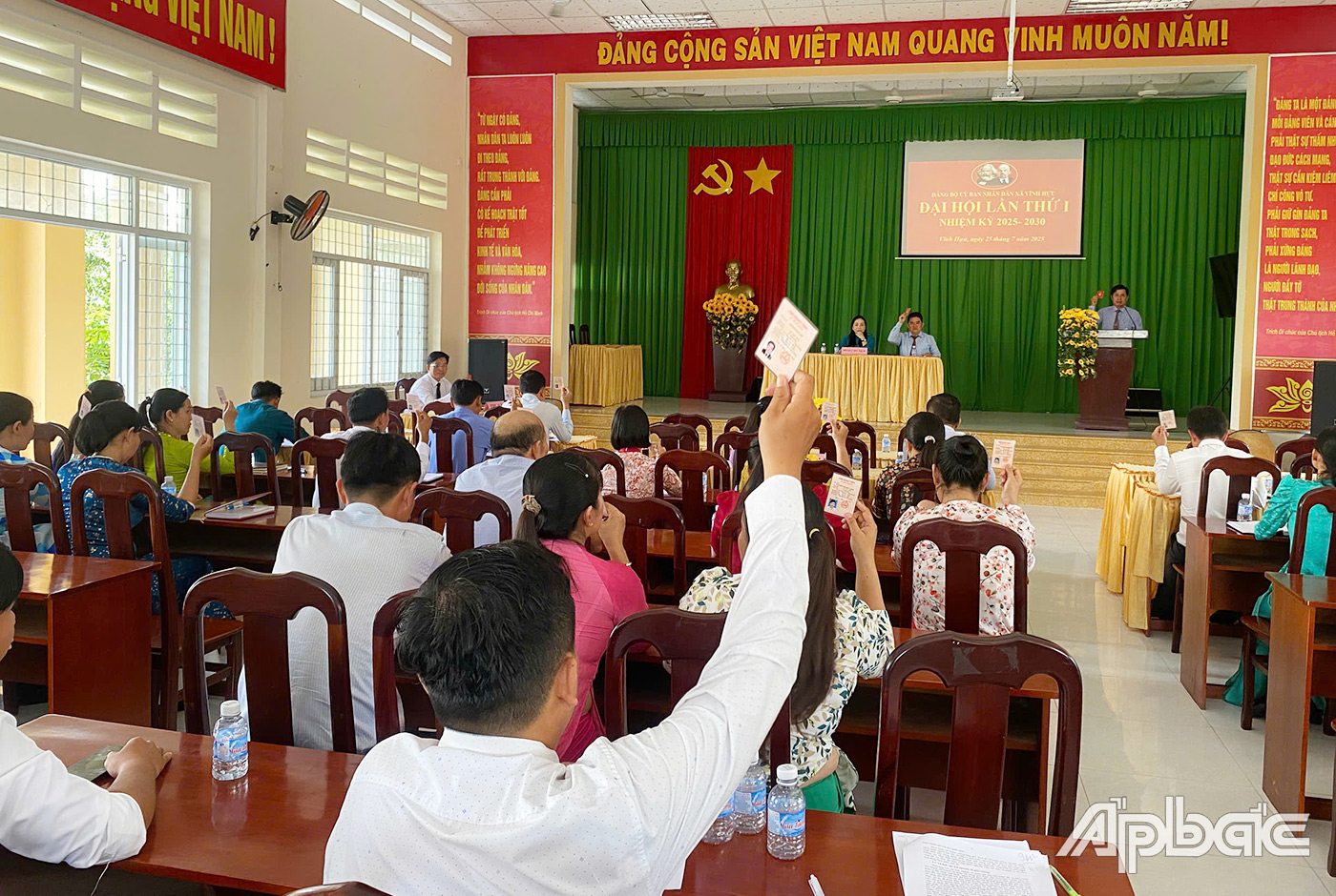 Đại biểu biểu quyết thông qua nghị quyết