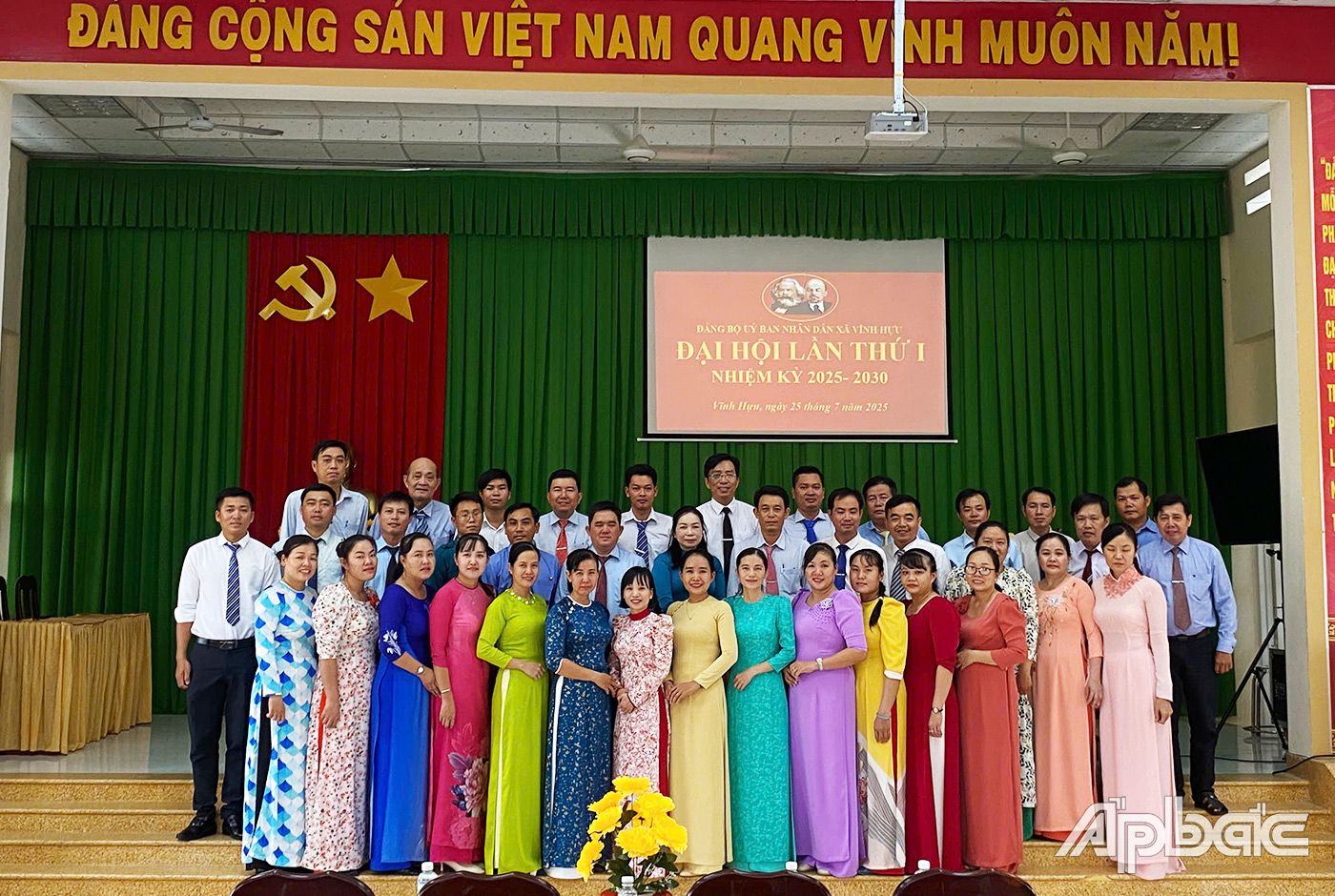 Đại biểu chụp ảnh lưu niệm tại Đại hội