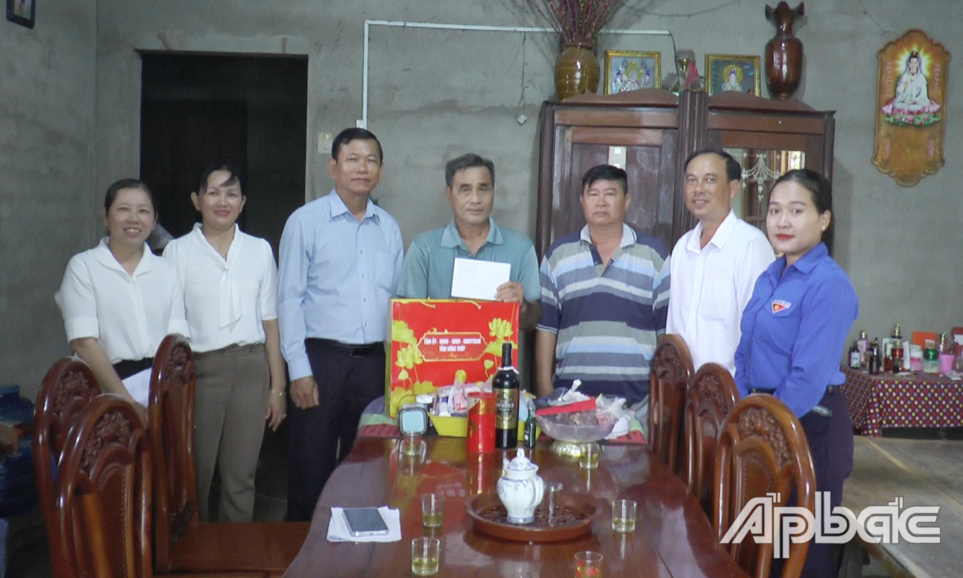 Đồng chí Bùi Thái Sơn thăm, tặng quà hộ ông Lê Văn Đỏ.