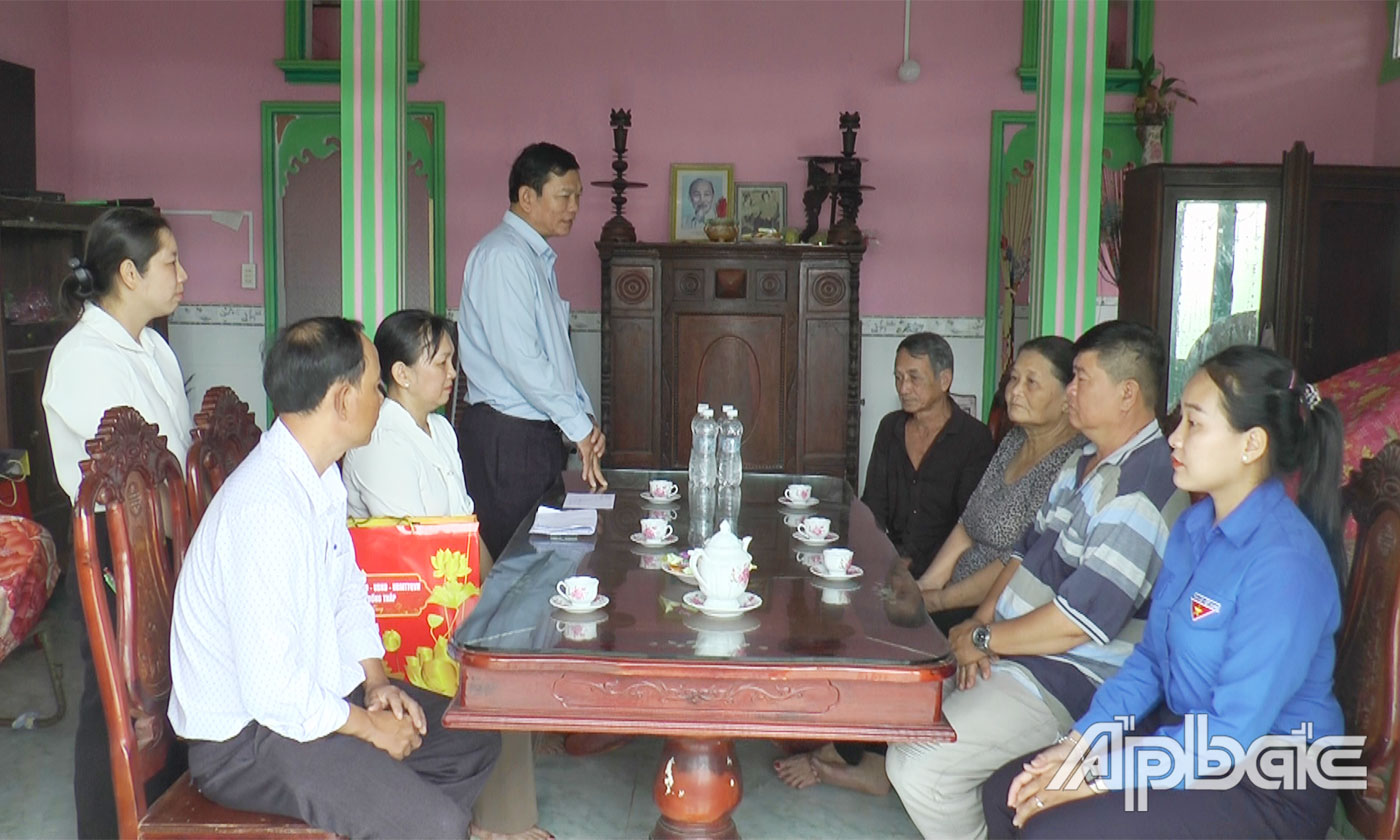 Đồng chí Bùi Thái Sơn thăm, tặng quà hộ bà Nguyễn Thị Châu Anh.