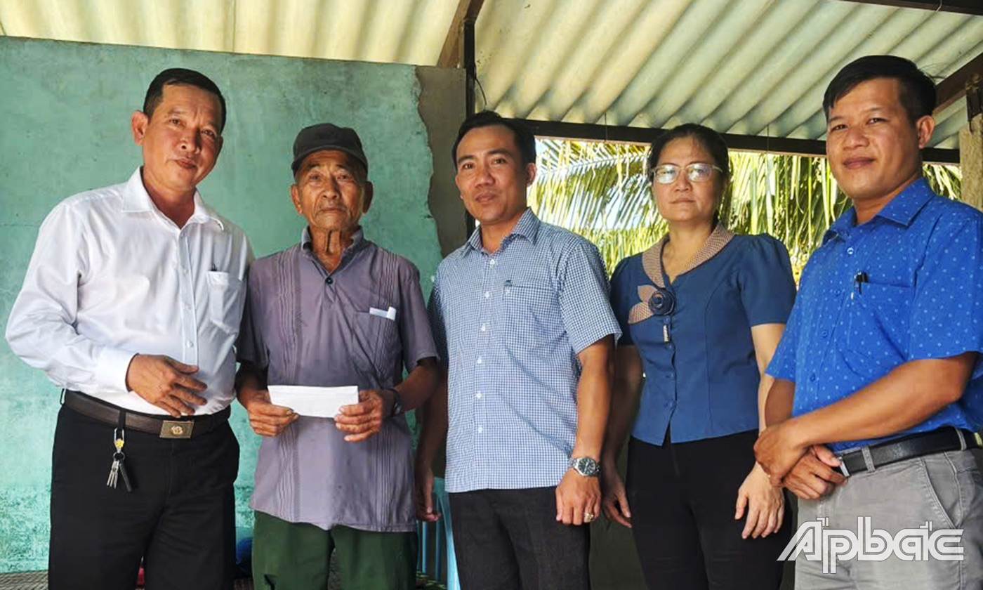Đồng chí Võ Minh Phụng, Bí thư Đảng ủy, Chủ tịch HĐND xã, cùng đoàn đến thăm, tặng quà các gia đình chính sách
