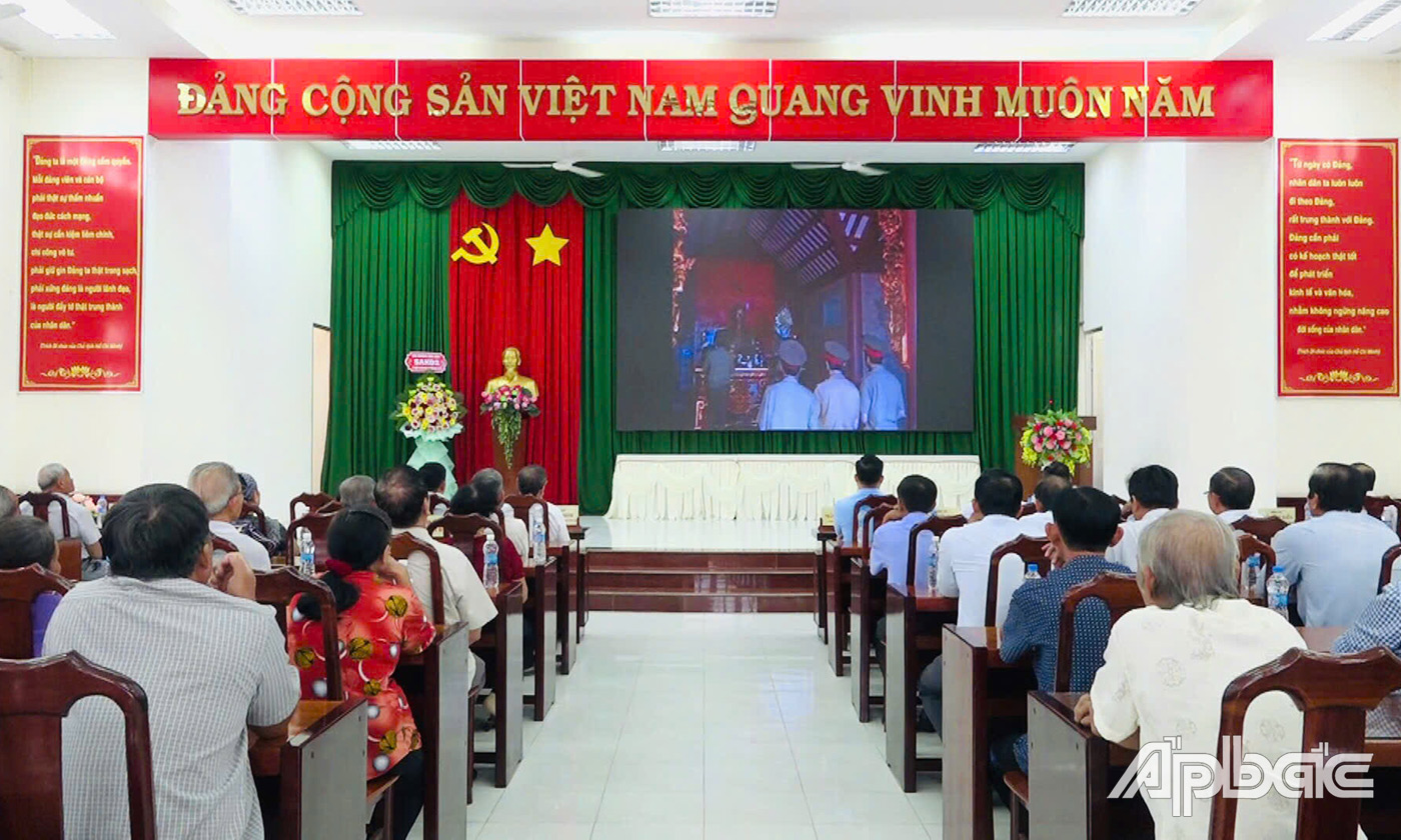 Đại biểu xem phim tài liệu