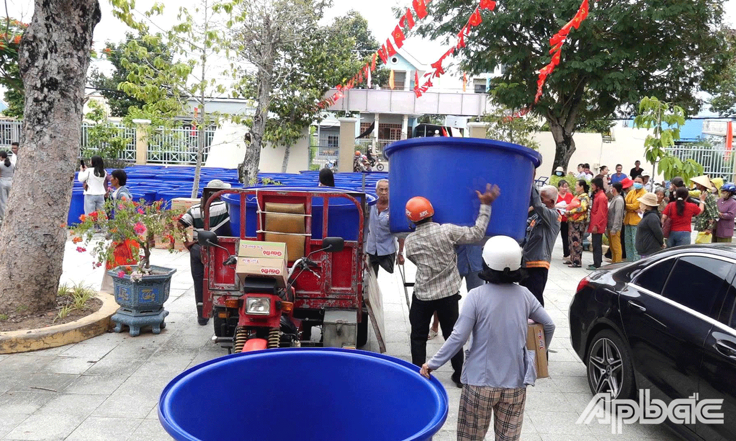 Ủy ban MTTQ Việt Nam xã Tân Hòa: Vận động trao tặng 100 bồn chứa nước cho hộ nghèo, cận nghèo và có hoàn cảnh khó khăn