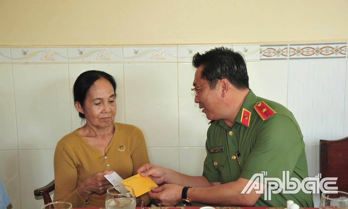 Thăm gia đình mẹ Việt Nam anh hùng Nguyễn Thị Song (ngụ  ấp Tân Hoà Thượng) 