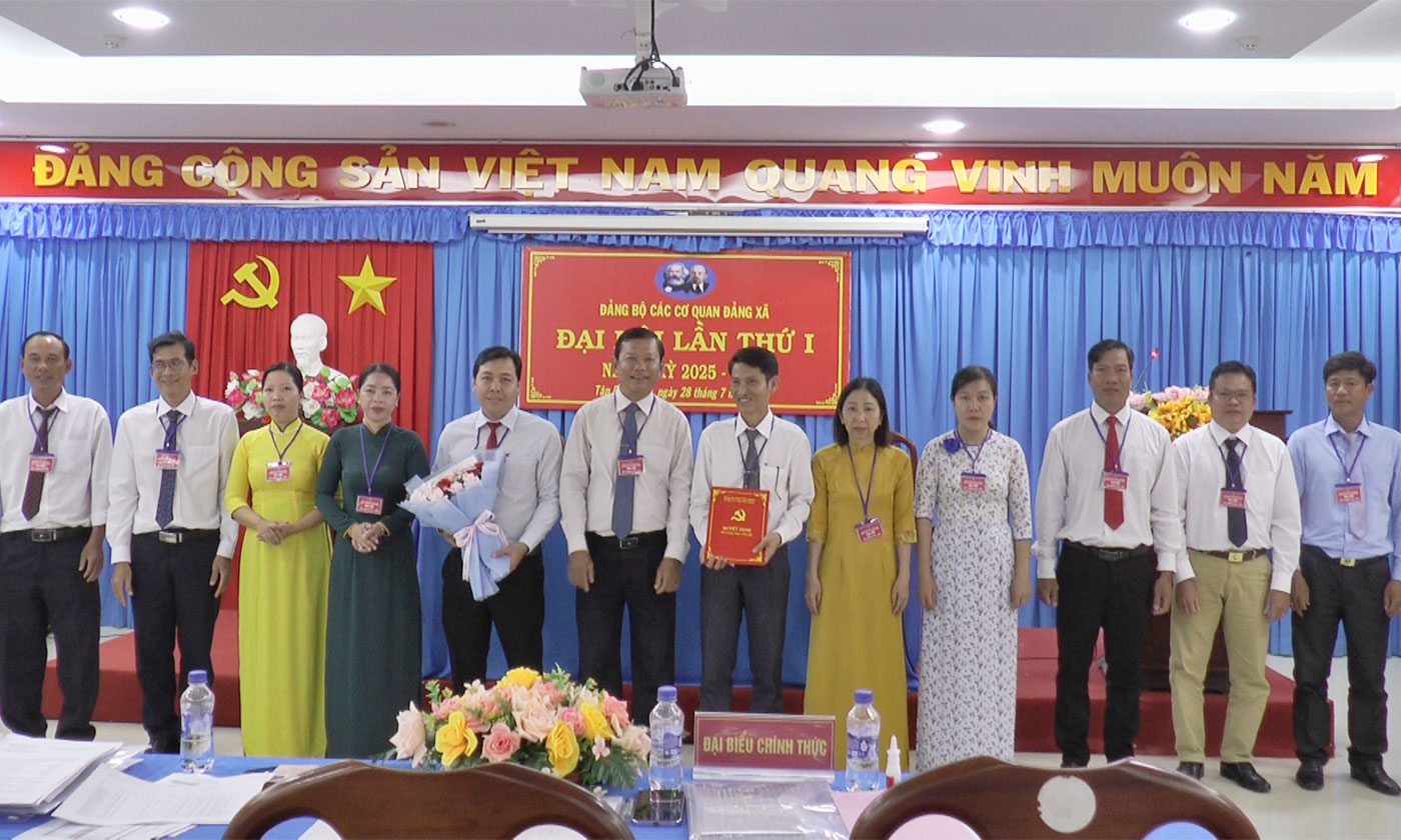 Đồng chí Bùi Thái Sơn trao quyết định và tặng hoa Ban Chấp hành Đảng bộ và Ủy ban Kiểm tra Đảng ủy các cơ quan Đảng xã.