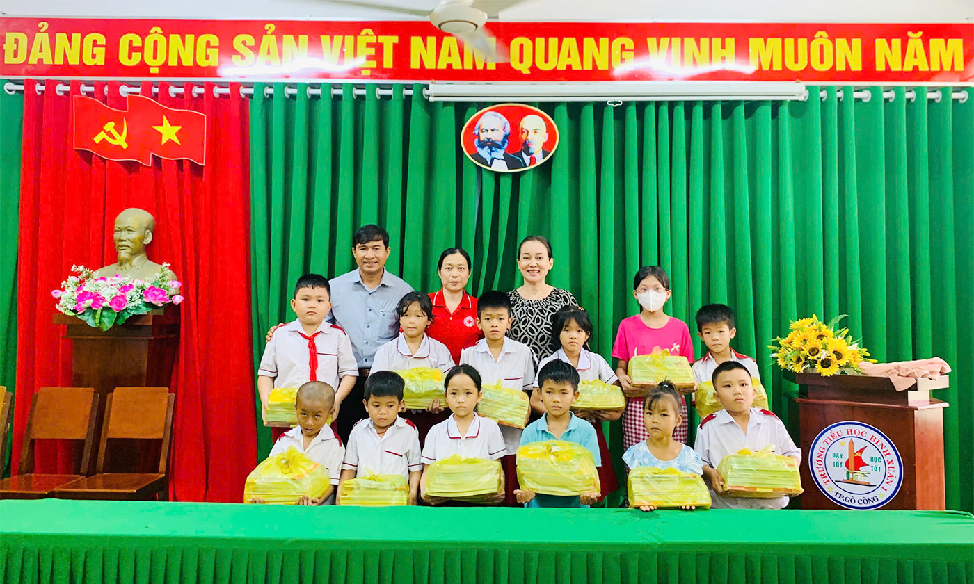 Trao tặng quà cho các em học sinh có hoàn cảnh khó khăn, vượt khó học tốt.