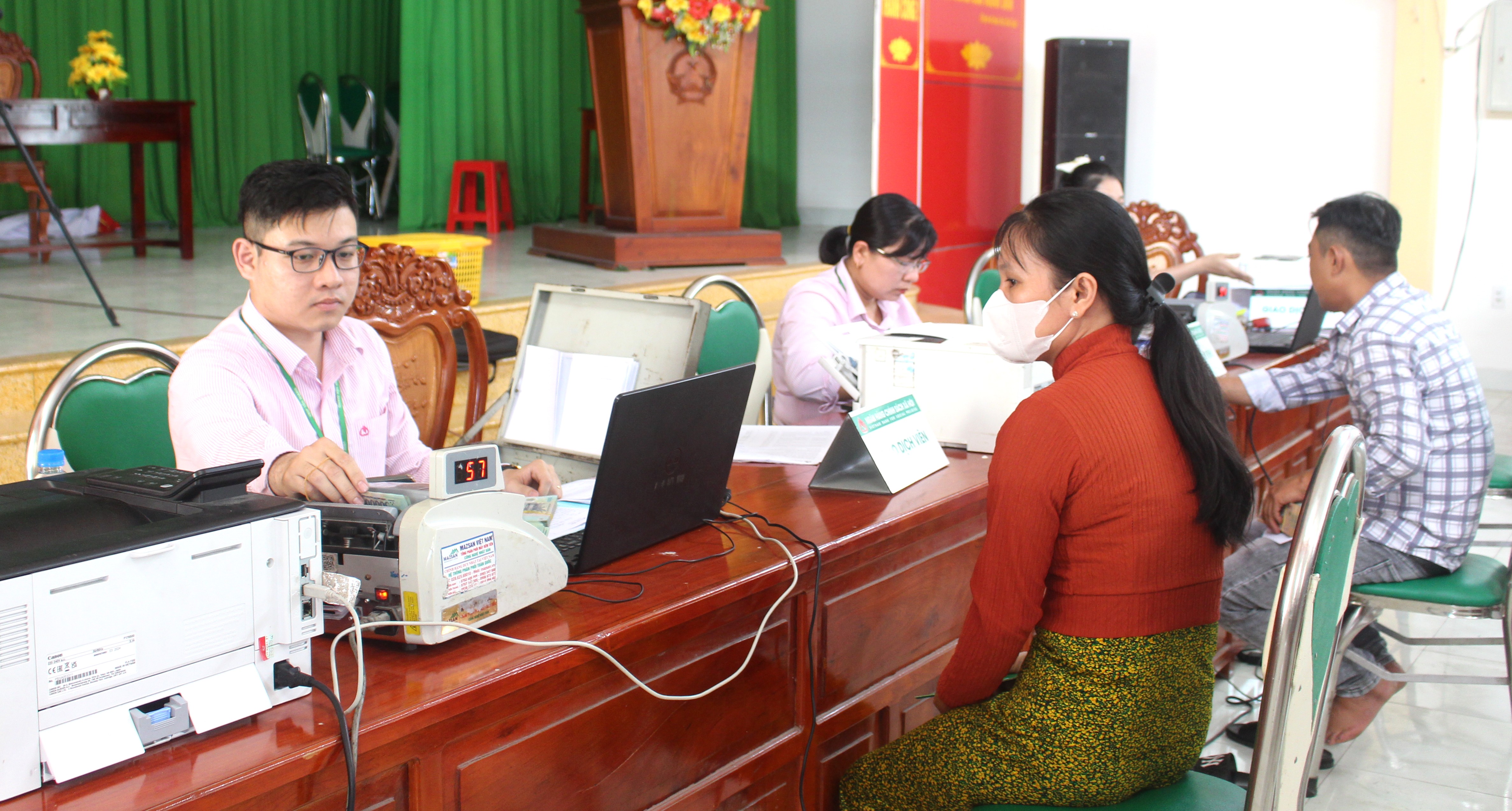 Sau sáp nhập, Phòng giao dịch Ngân hàng CSXH Chợ Gạo vẫn tiếp tục duy trì ổn định hoạt động giải ngân vốn vay cho người dân tại xã Tân Thuận Bình. 