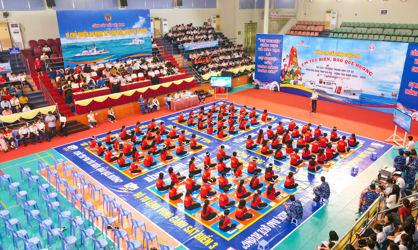 Quang cảnh cuộc thi em yêu biển đảo quê hương.