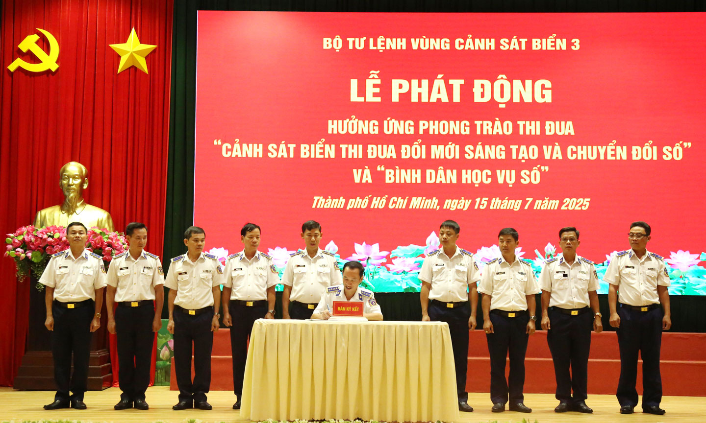 Đại tá Lê Văn Tú, Chính ủy BTL Vùng CSB 3 ký xác nhận giao ước thi đua giữ các cơ quan đơn vị.