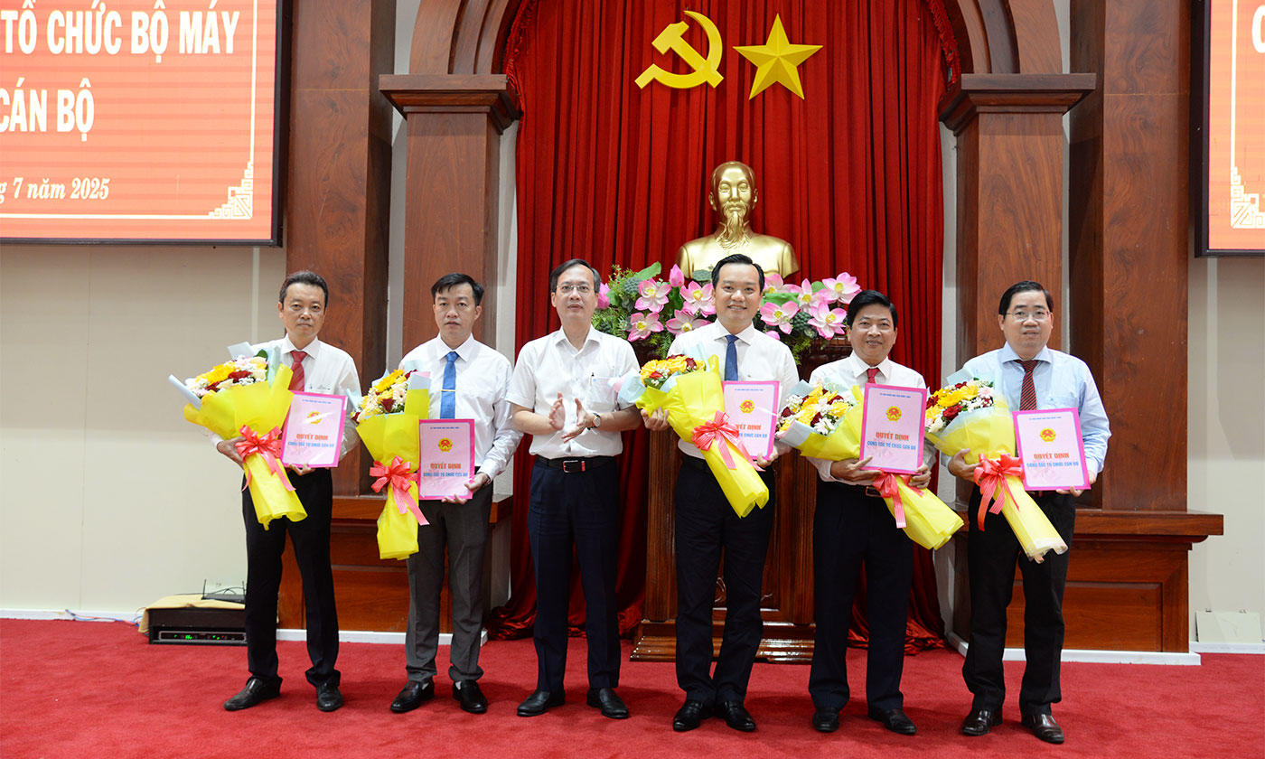 Đồng chí Trần Trí Quang trao quyết định điều định điều động, bổ nhiệm Trưởng Ban và các Phó Trưởng Ban Quản lý Khu kinh tế tỉnh Đồng Tháp.