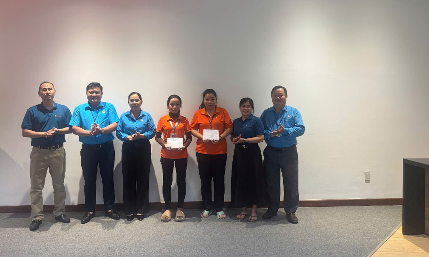 LĐLĐ tỉnh đến thăm và trao hỗ trợ đoàn viên Nguyễn Thị Nhiên và Nguyễn Phương Thanh - CĐCS Công ty TNHH may mặc King Hamm KCN Tân Hương bị ảnh bị ảnh hưởng bởi bão số 3.