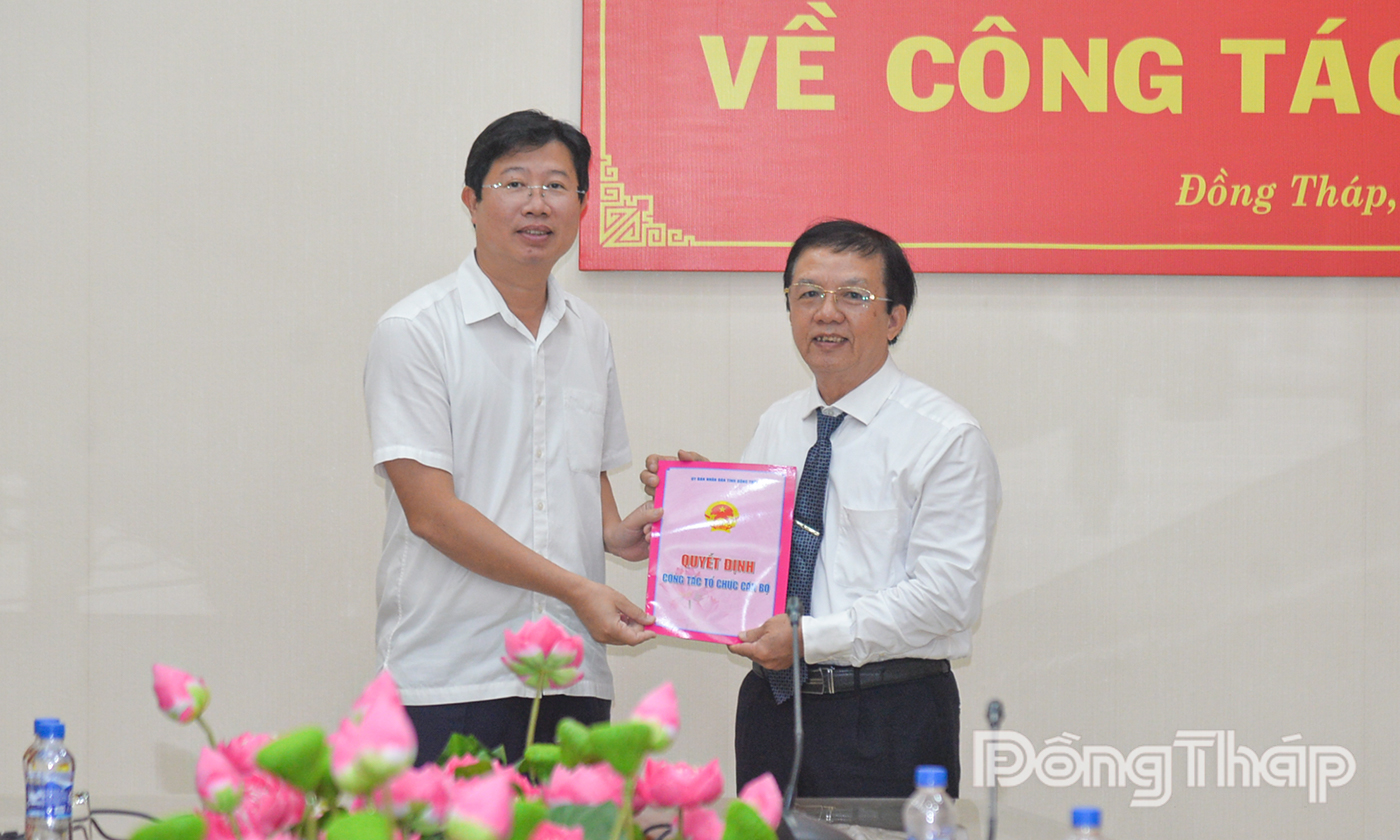 Đồng chí Huỳnh Minh Tuấn trao Quyết định nghỉ hưu để hưởng chế độ bảo hiểm xã hội đối với đồng chí Huỳnh Thanh Hùng.