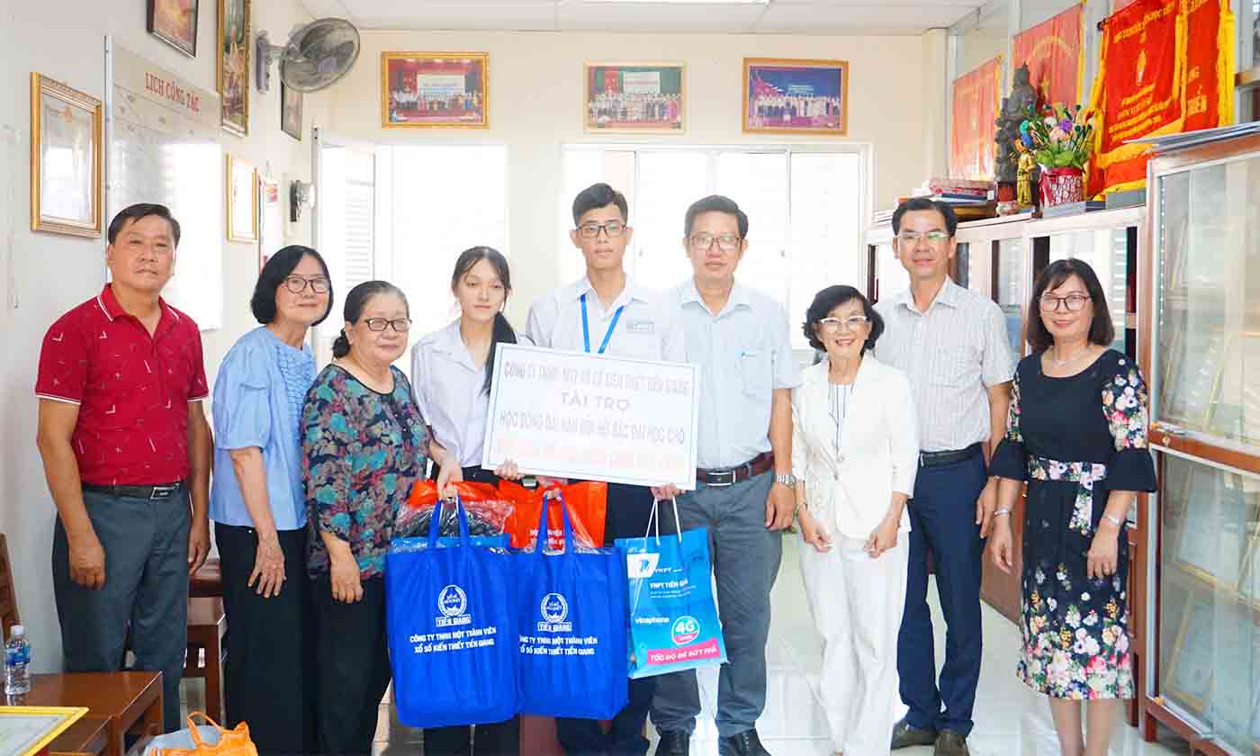 Trao học bổng đột xuất và quà cho học sinh, sinh viên có hoàn cảnh khó khăn. 