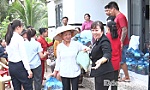 Xã Mỹ Tịnh An: Tặng quà cho gia đình có hoàn cảnh khó khăn