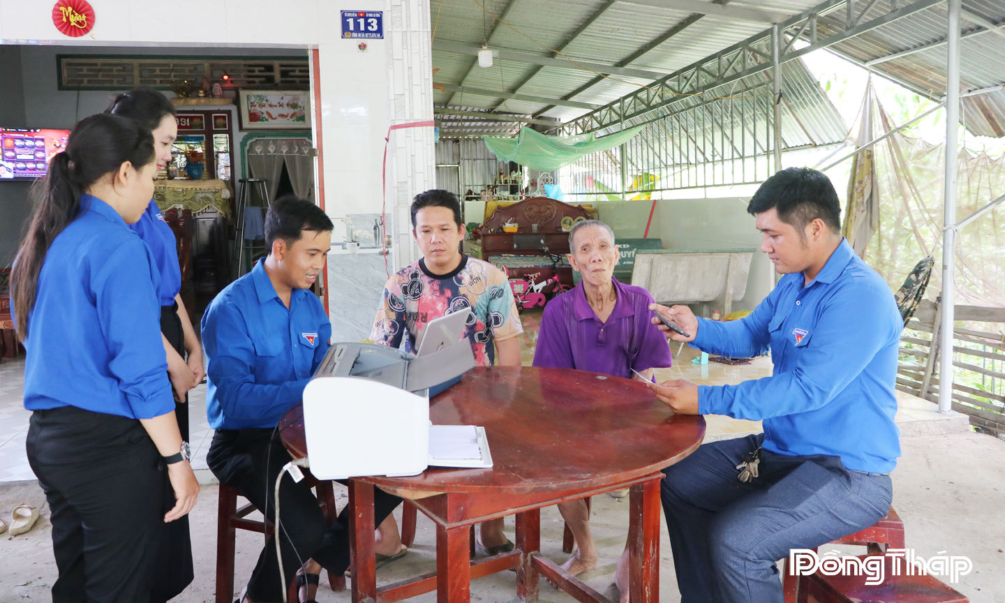 Đồng Tháp: Áo xanh tình nguyện đưa công nghệ số đến với người dân