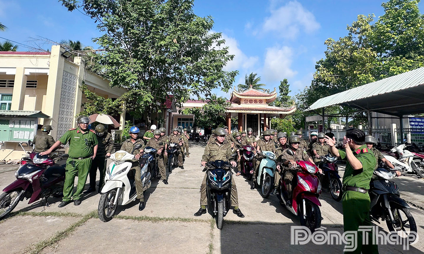 Công an xã Bình Trưng sẵn sàng cho công tác ra quân tuần tra, kiểm soát. 