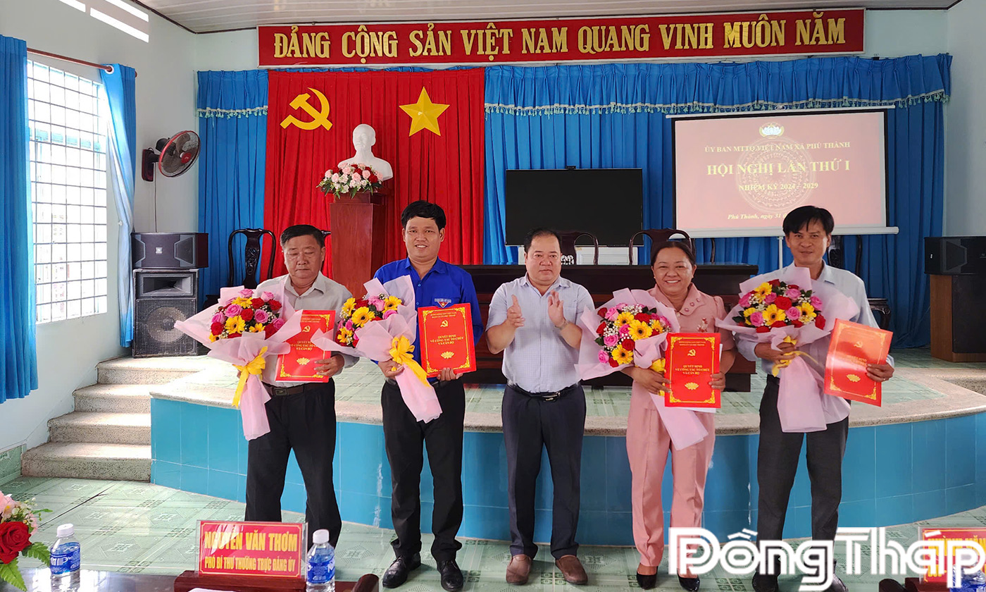 Trao Quyết định công nhận các chức danh Phó Chủ tịch Ủy ban MTTQ Việt Nam xã Phú Thành 
