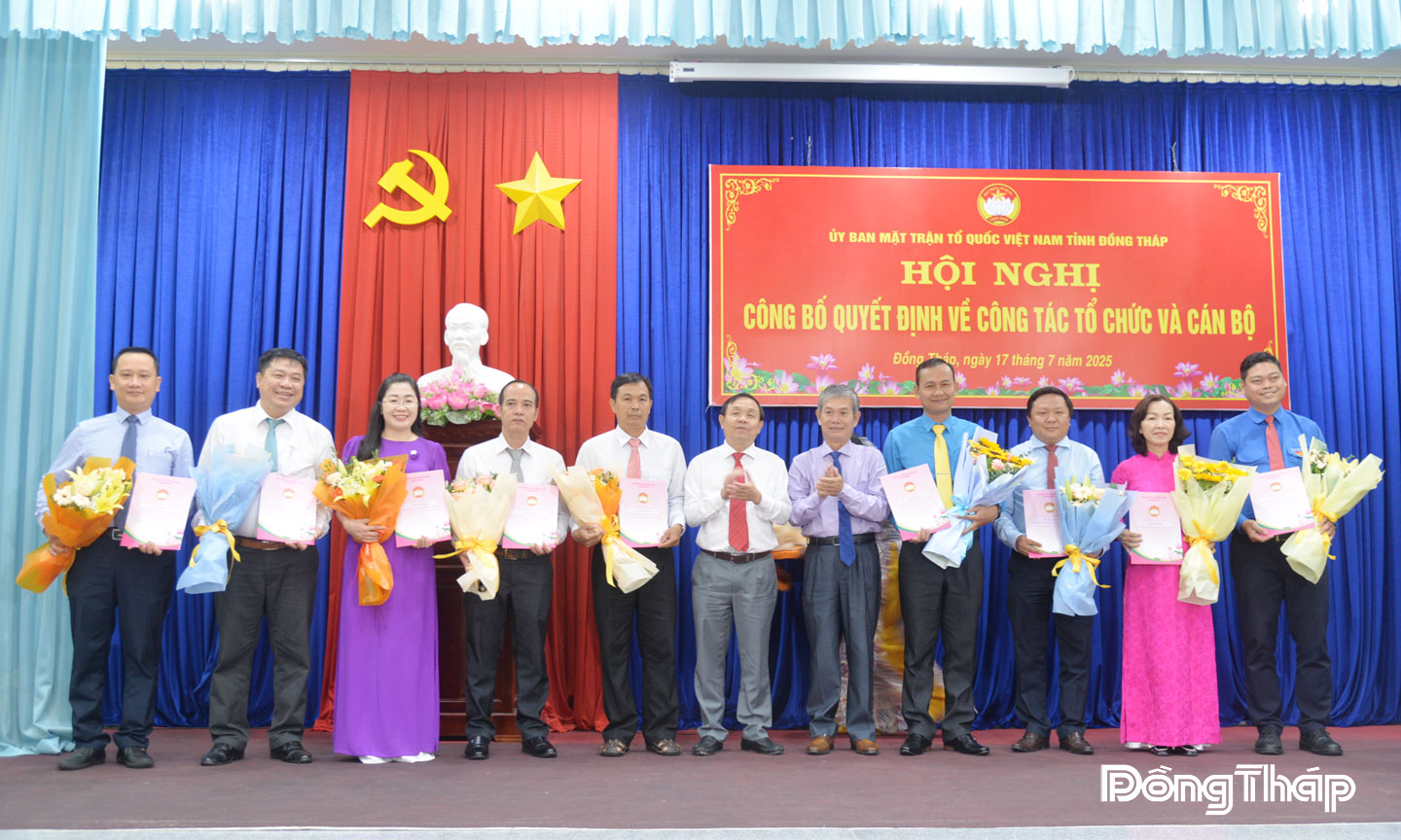 Ủy ban MTTQ tỉnh trao các quyết định về công tác cán bộ.