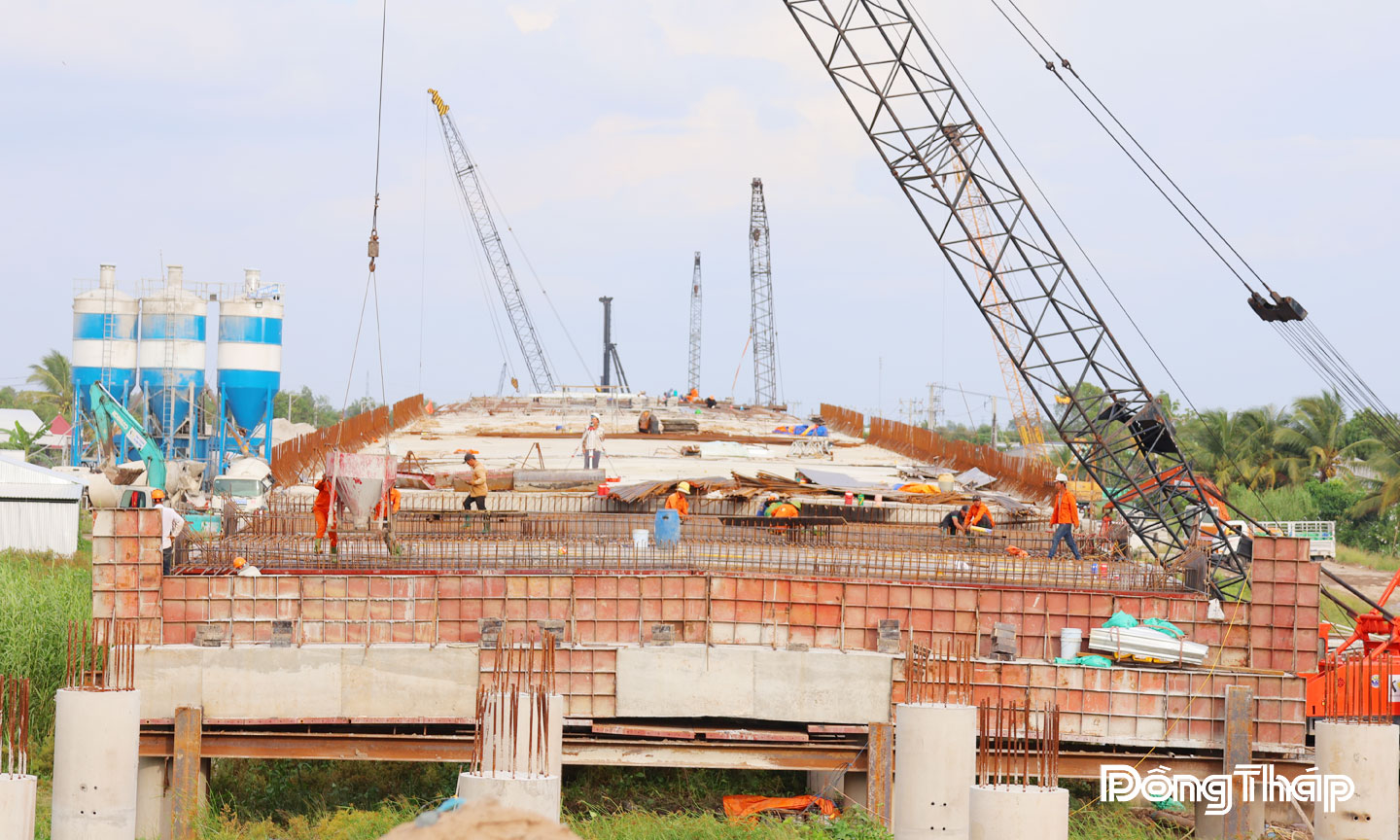 Công nhân Dự án thành phần 2 - Dự án cao tốc Cao Lãnh - An Hữu thi công phần dầm sàn liên tục và kết cấu phần trên của cầu Rạch Ruộng thuộc địa phận xã Thanh Hưng.