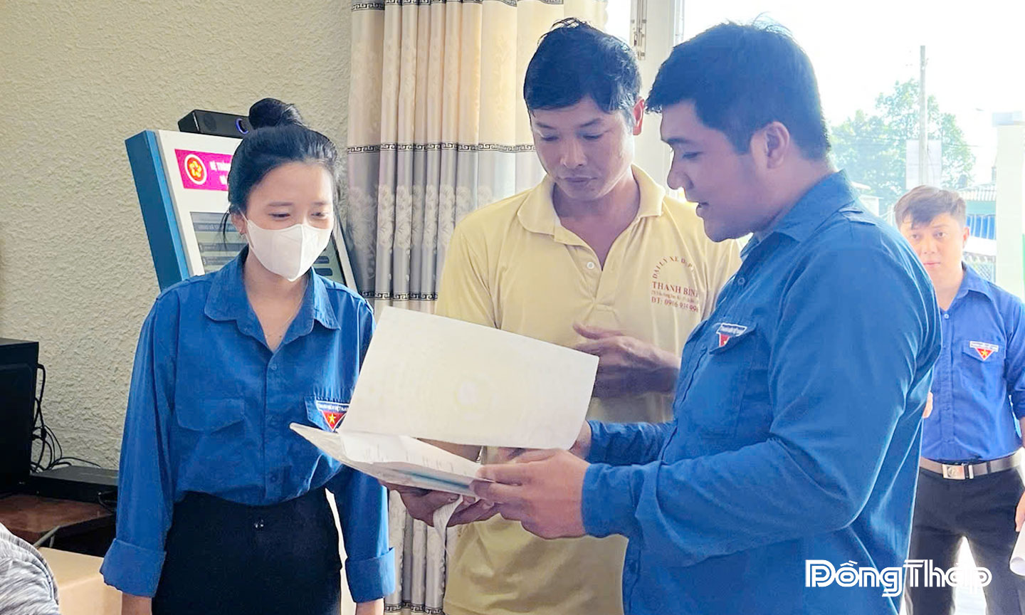 Nhiều người dân xã Tân Khánh Trung bày tỏ sự hài lòng khi được các thành viên Đội hình Bình dân học vụ số của xã nhiệt tình hỗ trợ khi đến làm thủ tục hành chính tại Trung tâm Phục vụ  hành chính công xã.