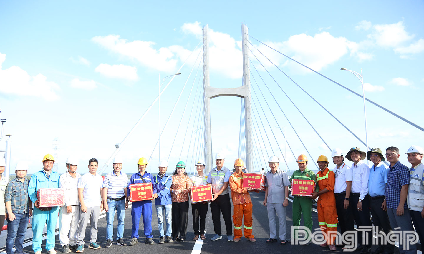 Đoàn lãnh đạo 2 tỉnh tặng quà động viên tinh thần công nhân ngày đêm thi công.