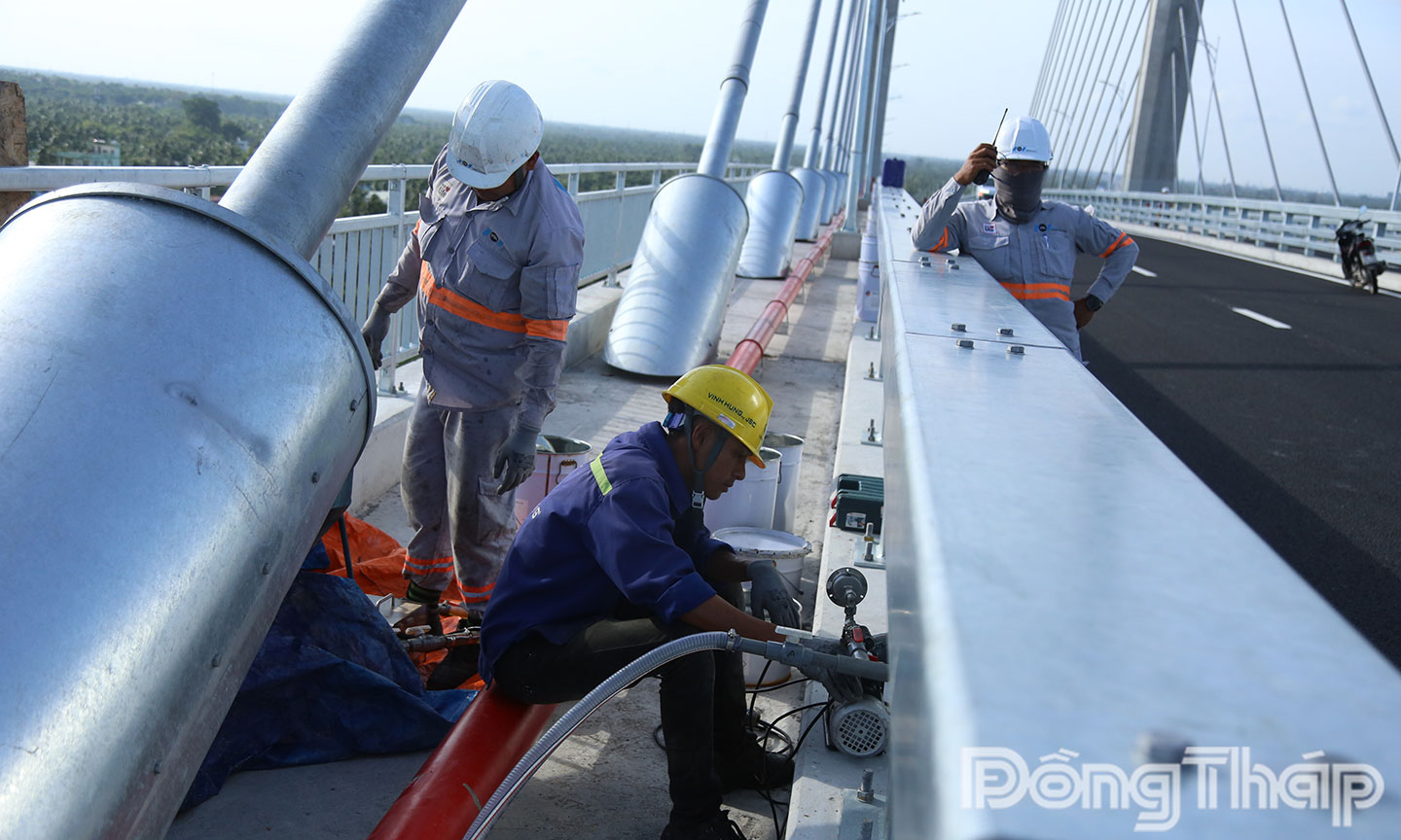 Chiều ngày 1-8 công nhân vẫn còn miệt mài thi công.