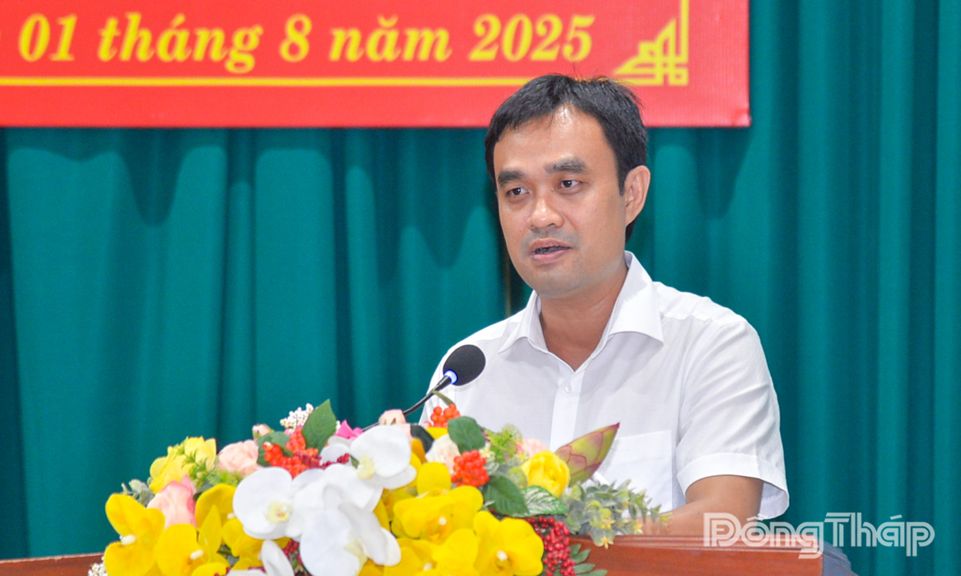 Đồng chí Nguyễn Văn Vũ Minh, Giám đốc Sở Nội vụ giải đáp các vướng mắc tại cấp xã. 