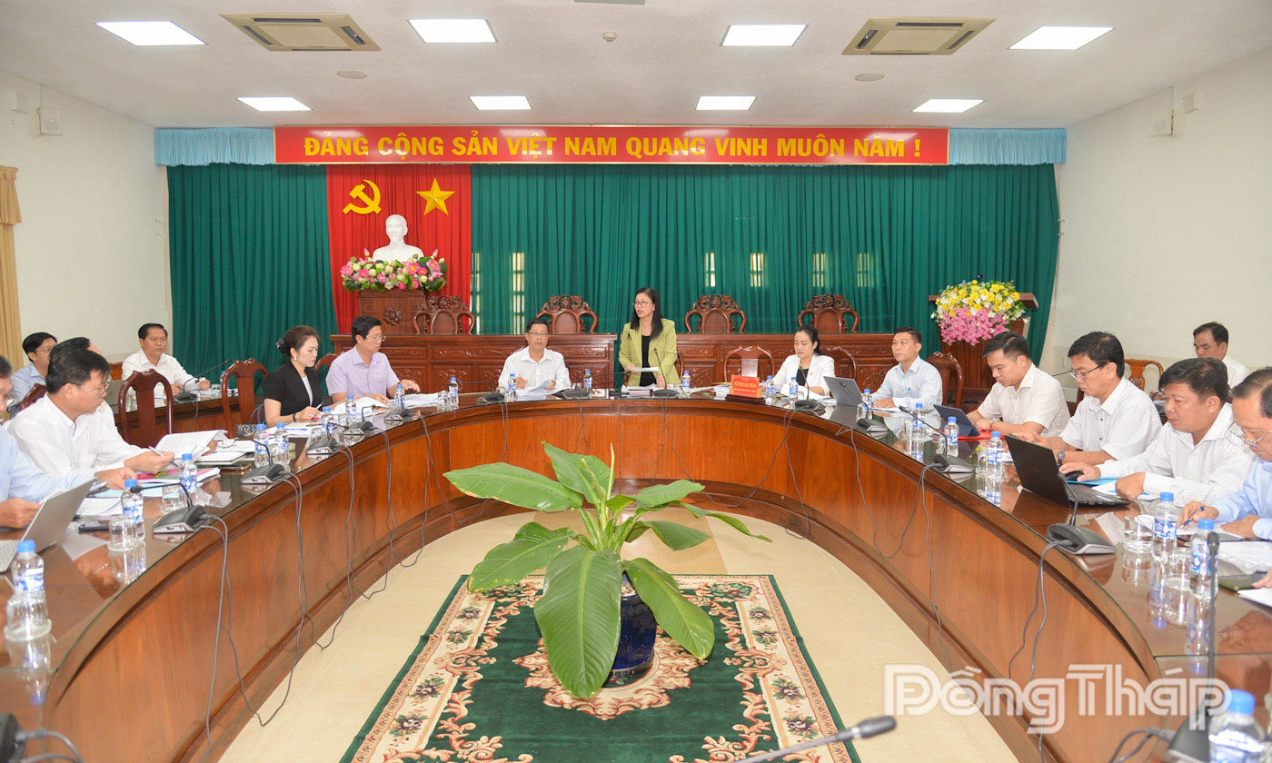 Các đại biểu Tổ 2 tham gia thảo luận tổ.