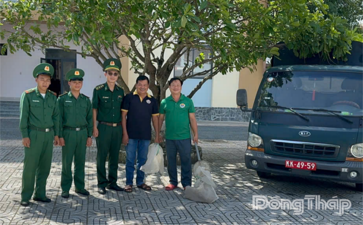 Bộ đội Biên phòng tỉnh Đồng Tháp bàn giao cá thể rái cá vuốt bé cho Trung tâm Nuôi trồng, nghiên cứu, chế biến dược liệu - Quân khu 9.