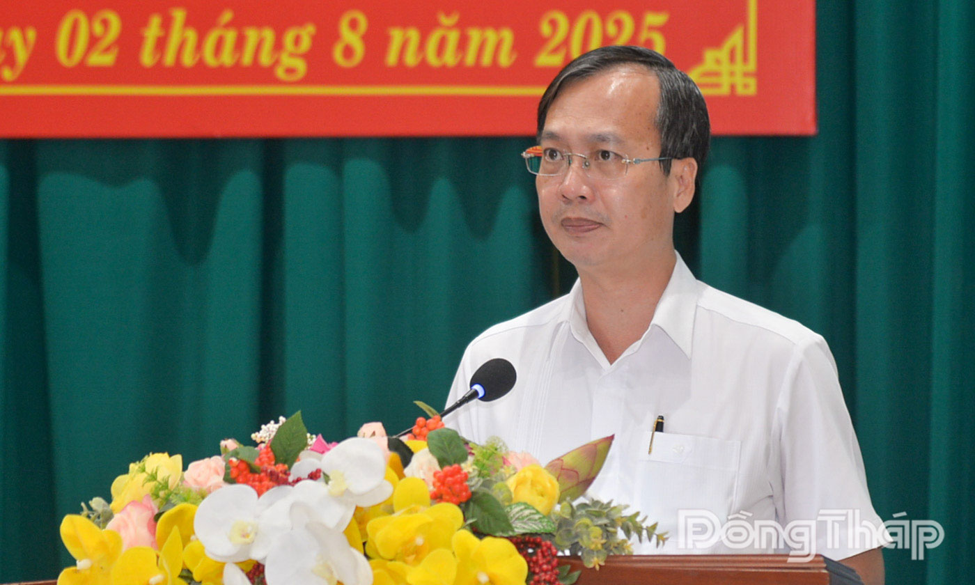 Đồng chí Trần Trí Quang trình bày dự thảo nghị quyết hội nghị.